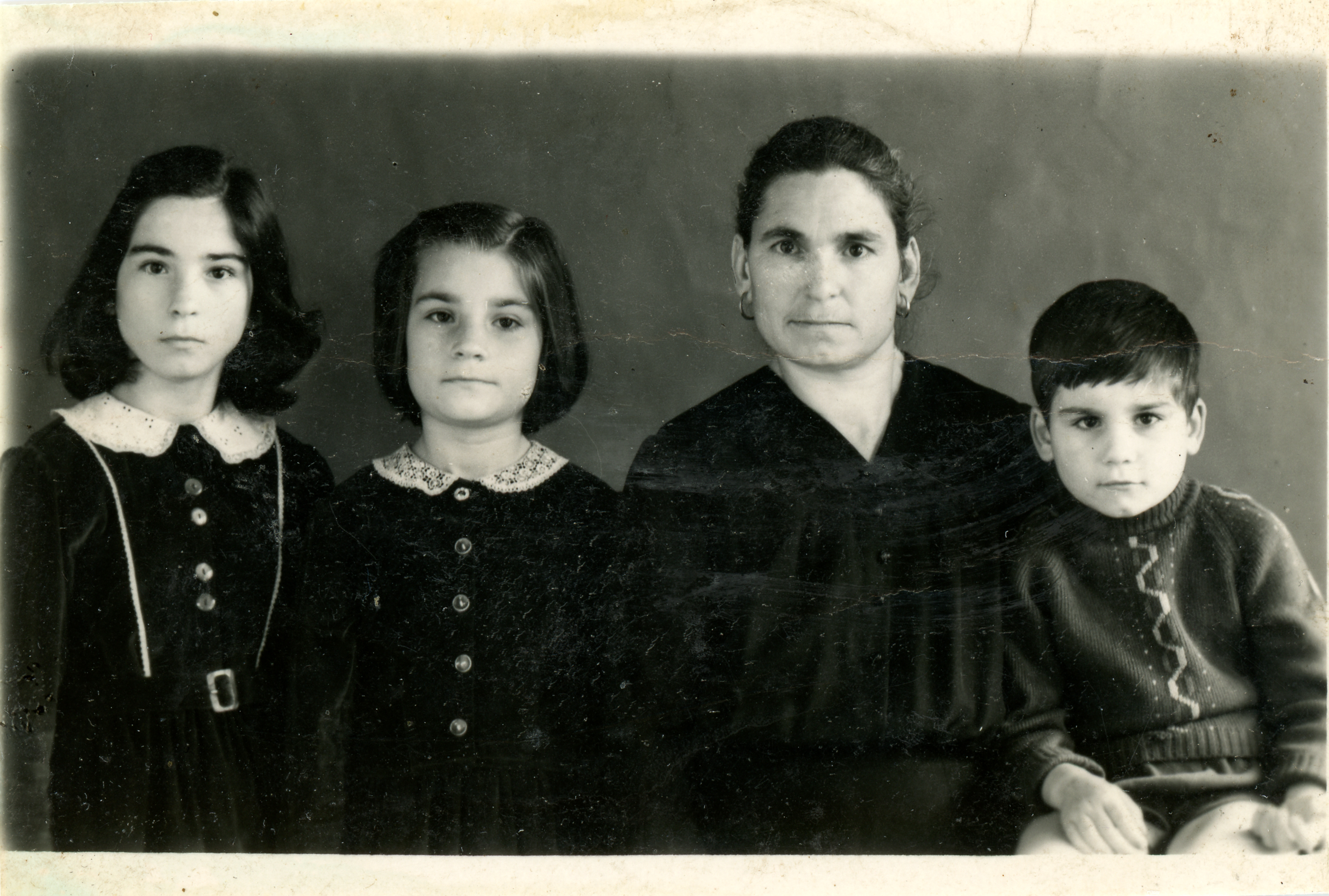 Photo de passeport d’Ida Stinziani et de ses enfants, Thérèse, Antoinette et Joseph.