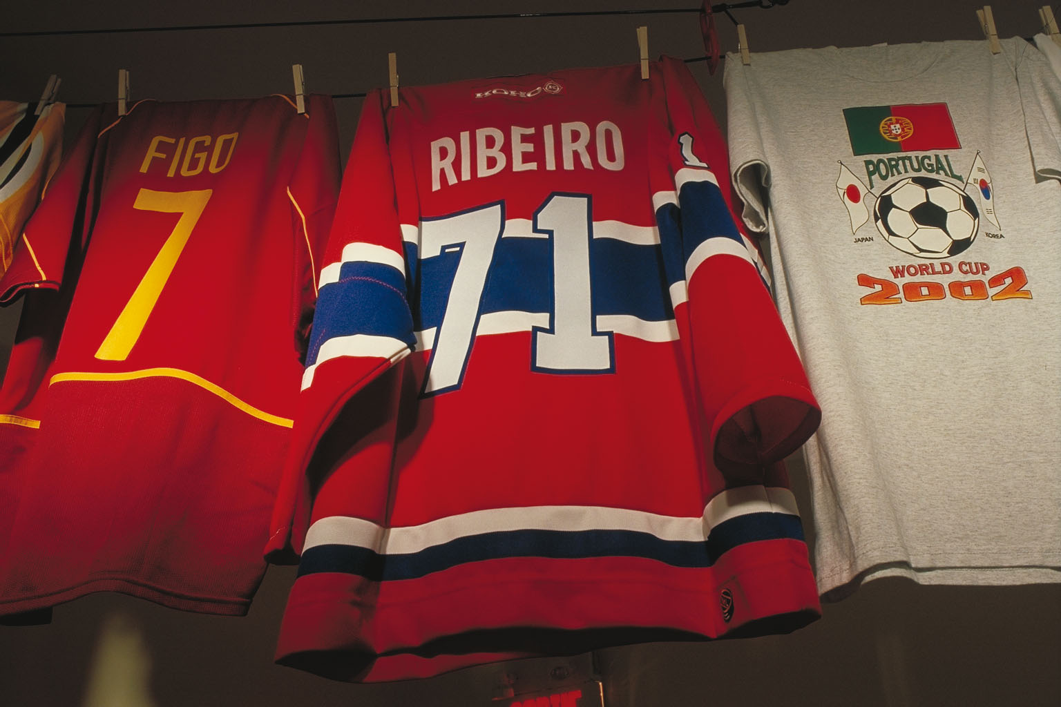Chandail de Mike Ribeiro dans l'exposition Encontros présentée au Centre d'histoire de Montréal.