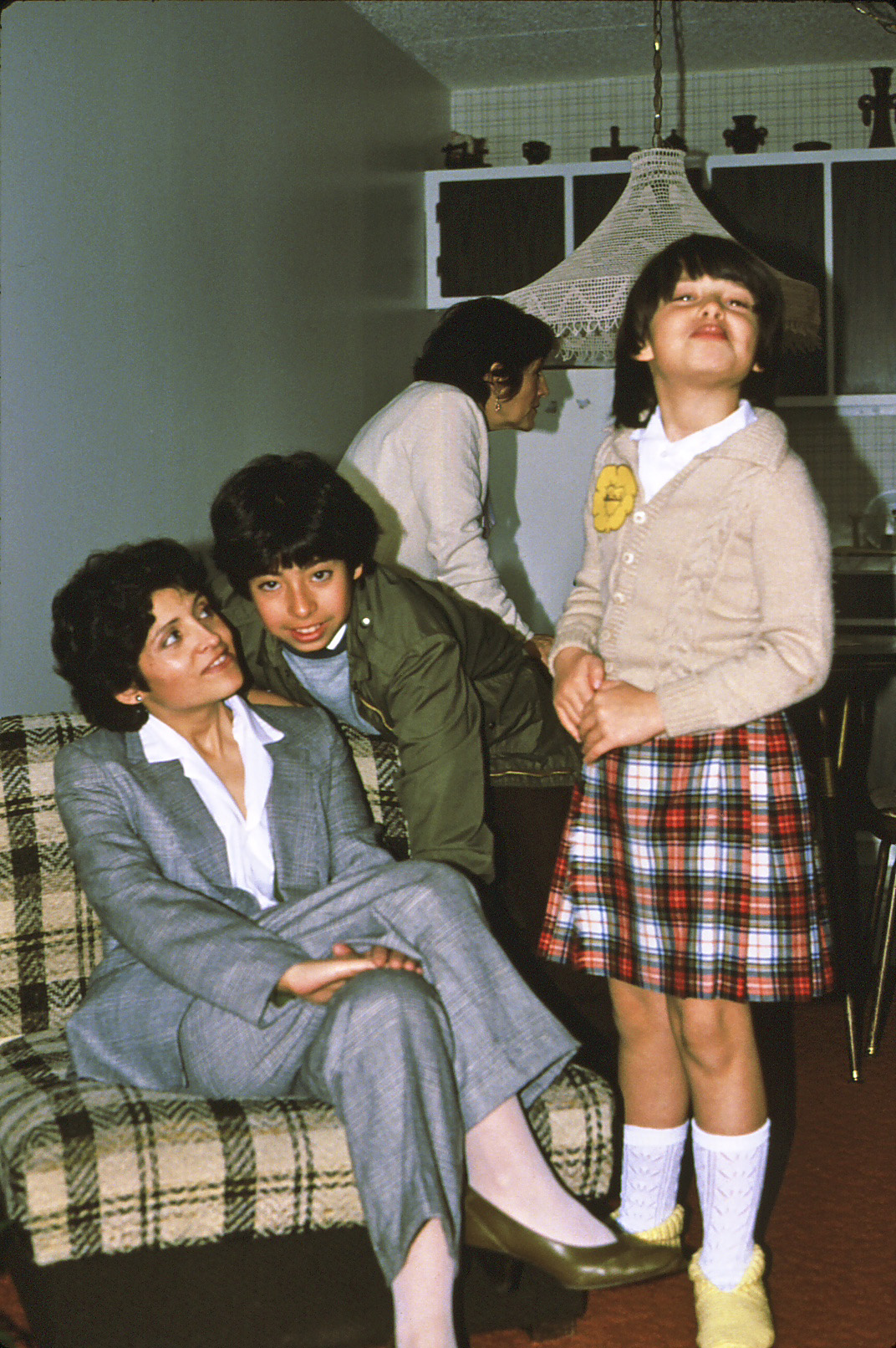 Une mère d'origine chilienne et ses deux enfants dans la maison familiale