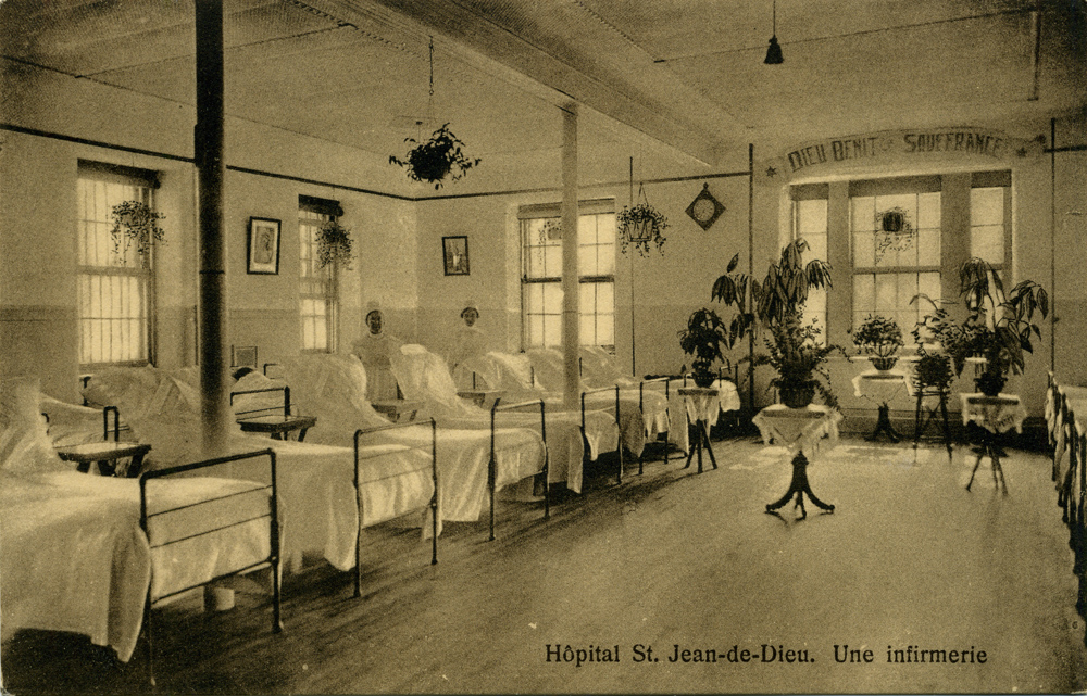 Carte postale montrant une infirmerie avec une rangée de lits