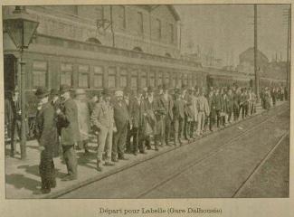 Passagers attendant le départ d'un train à la gare Dalhousie en 1898