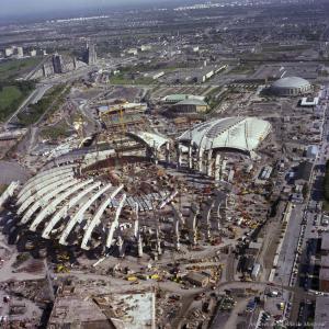Photographie aérienne des installations olympiques en construction, vues du sud-ouest.