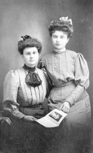 Photo en noir et blanc de deux jeunes filles en plan américain.
