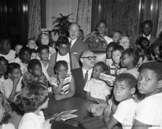 Jean Drapeau avec des enfants du Negro Community Centre.