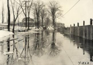 Cette photographie d’Harry Sutcliffe montre l’inondation du 12 décembre 1932 sur le boulevard des Prairies (vers l’est) à Laval-des-Rapides. 