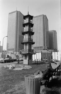 Vue du Parc de la Pagode, inauguré en 1967, avec en arrière-plan le Complexe Desjardins. 1978.
