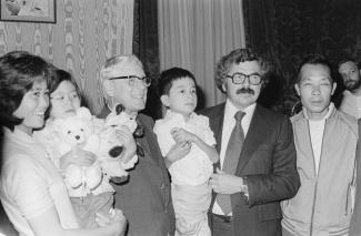 Jacques Couture, ministre de l’immigration sous René Lévesque, en compagnie d’une famille vietnamienne parrainée. 