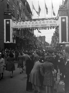 La foule envahit les rues De La Gauchetière Ouest et Mansfield après le passage du défilé.