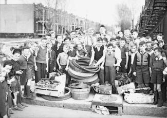 Photo en noir et blanc d’un groupe d’enfants dans une rue du quartier Rosemont.