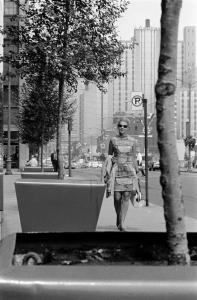 Femme marchant sur un trottoir du centre-ville