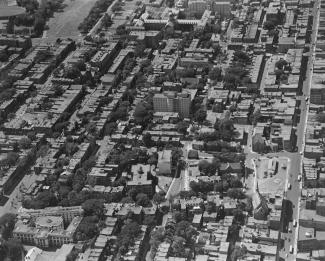 Photo en noir et blanc montrant une vue aérienne d’un quartier du centre-ville de Montréal.