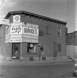 Photo en noir et blanc montrant un magasin de radio et de télévision.
