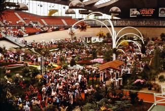 Les floralies intérieures dans le vélodrome accueillent de nombreux visiteurs.