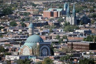 Vue à vol d’oiseau montrant une partie du Mile End avec l’église St. Michael the Archangel au centre. 