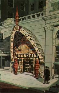 Carte postale présentant l’entrée du restaurant Kon Tiki, avec un couple marchant sur le trottoir.