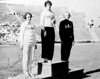 Les trois médaillées du 100 m aux Jeux olympiques de Los Angeles de 1932.