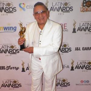 Joé Armando avec son prix Grammy latino