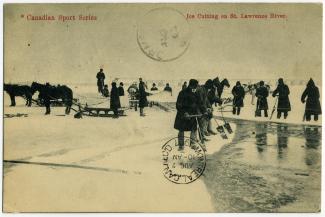 Hommes coupant la glace sur le fleuve glacé