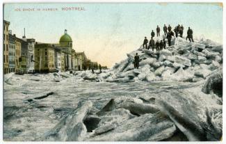 Carte postale d'un embâcle dans le port. Des hommes sont sur l'embâcle.