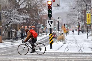 Cycliste d'hiver à Montréal 
