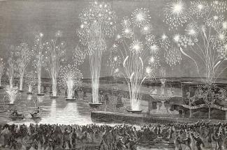 Lithographie montrant les célébrations de l’inauguration du pont Victoria en 1860 avec des feux d’artifice le long du pont et une foule nombreuse en avant-plan. 