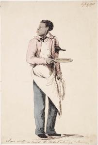 Serveur noir debout tenant une assiette dans une main et une bouteille sous le bras