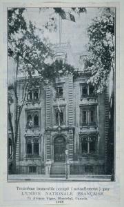 Au bas de la photo, il est inscrit « Troisième immeuble (actuellement) occupé par l’Union nationale française. 71 avenue Viger, Montréal, Canada, 1908 » 