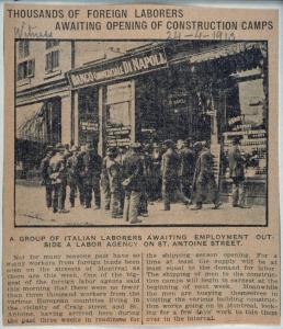 Un article de journal, daté du 24 avril 1913, titre « Thousands of foreign laborers awaiting opening of construction camps ». Sous l’image, on peut lire « A group of Italian laborers awaiting employment outside a labor agency on St-Antoine Street ».