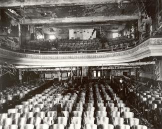 Vue intérieure du Laurier Palace le lendemain de l'incendie