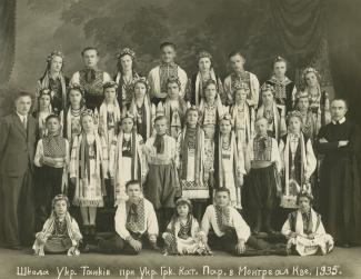 Troupe de danses traditionnelles ukrainiennes de la paroisse Saint-Michel.