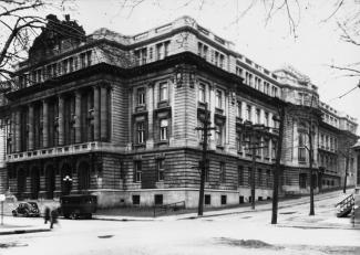 L'École des hautes études commerciales de Montréal sur la rue Viger, au coin de Saint-Hubert.