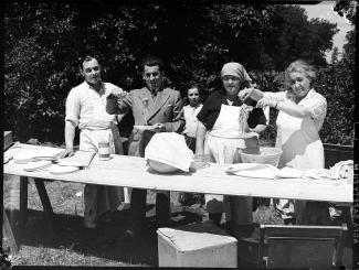 Quelques italiens cuisinant des pâtes lors d'un pique-nique international regroupant plusieurs communautés ethnoculturels dans un parc à Ville LaSalle.