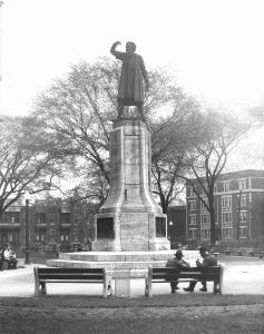 La statue de Giovanni Caboto, érigée au coin des rues Sainte-Catherine et Atwater