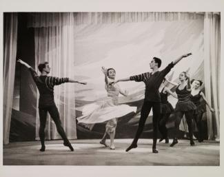 Danseurs sur scène. De gauche à droite: Roger Rochon, Ludmilla Chiriaeff, Brydon Paige. 