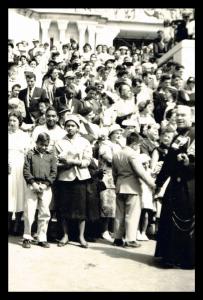 . Frantz Voltaire, directeur du CIDIHCA, avec les membres de sa famille à l’Oratoire Saint-Joseph en 1958