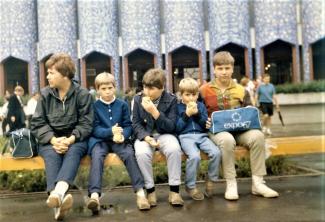 Jean Huard et sa famille devant le pavillon de l’Iran en août 1967. 