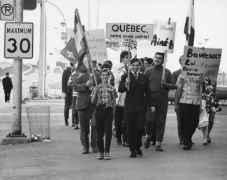 Manifestants tenant des pancartes à Saint-Léonard