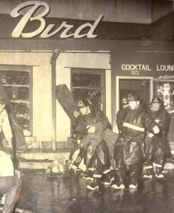 Pompiers au travail devant le Blue Bird