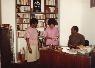 Le bureau, pièce principale de l'appartement, où se trouvaient les deux tables de travail. Nous voyons assis Max Chancy, debout Adeline Chancy (au centre) et Elisabeth Philibert (à gauche).