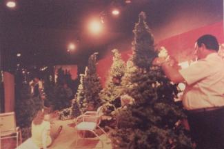 Dans un atelier du magasin Eaton, des étalagistes préparent les sapins de Noël qui seront plus tard placés dans les différents départements et dans les vitrines.