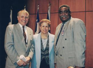 De gauche à droite : Gérard Le Chêne président de Vues d’Afrique, la ministre Louise Harel, Ousseynou Diop vice-président de Vues d’Afrique