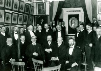 Divers membres de la Société d’archéologie et de numismatique de Montréal vers 1930.