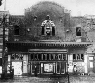 Façade du Laurier Palace, après l’incendie en 1927.