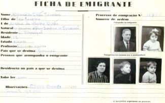 Documento intitulado “ficha de emigrante” datado de 22 de fevereiro de 1954, com fotografias pequenas dos cinco membros da família Jácome.