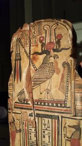 Représentation au dos du sarcophage d’Hetep-Bastet du dieu Ptah-Sokar-Osiris sous la forme d’un faucon.