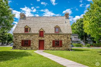 Photo couleur montrant la Maison Nivard-De Saint-Dizier.