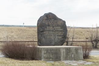 Monument en l’honneur des victimes du typhus. Il s’agit d’une immense pierre à l’entrée du pont Victoria.