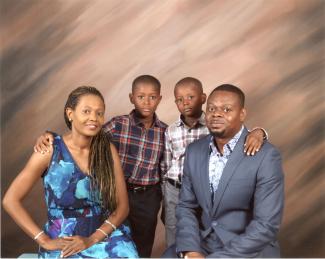 Photo d’une famille de quatre personnes : la mère, les deux garçons et le père.