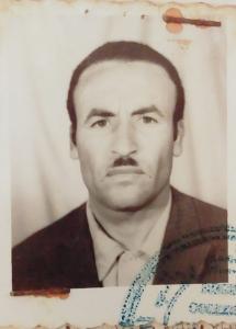 Photo noir et blanc prise dans une cabine photographique d’un homme portant une moustache.