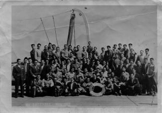 Photo officielle des premiers immigrants portugais arrivés au Canada sur le bateau SS.Saturnia en mai 1953.
